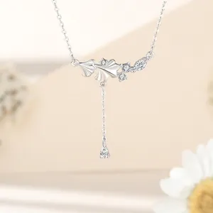 Dettaglio macro di una collana in argento a foglia di ginkgo con pietre di zircone