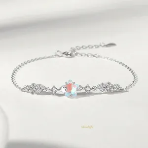 Bracciale in argento con pietra a stella iridescente e accenti di foglie in zircone.
