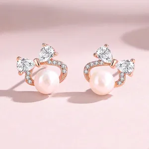 Eleganti orecchini di perle a forma di fiocco con zirconi cubici in finitura oro rosa