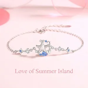 Vista dettagliata di un elegante bracciale a stella marina in argento con cristalli