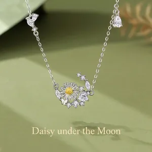 Vista dettagliata della collana a margherita in argento sterling con zirconi