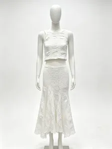 Ensemble deux pièces élégant en dentelle blanche avec haut sans manches et jupe sirène.