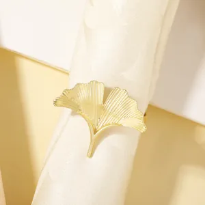 Elegante portatovagliolo in metallo dorato a forma di foglia di ginkgo per la tavola