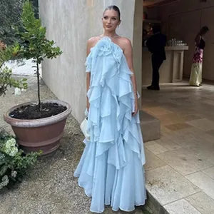 Détail d'une robe longue bustier bleu clair à volants superposés sur un mannequin