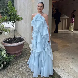 Gedetailleerde weergave van een lichtblauwe strapless maxi-jurk met ruches op model