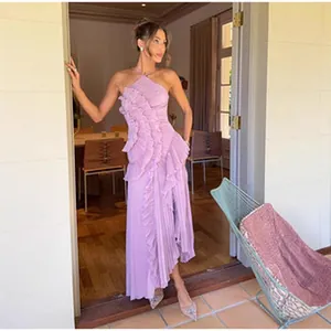 Robe longue plissée élégante à volants lavande pour femmes, style chic et très sexy.