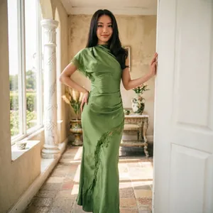 Elegante groene satijnen maxi-avondjurk met kantdetails en een slanke pasvorm