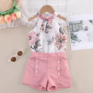 Set estivo da bambina con top all'americana floreale e pantaloncini rosa con bottoni.