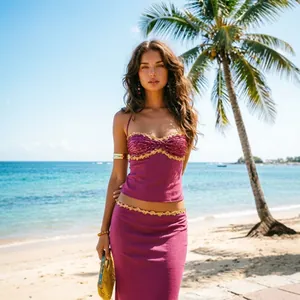 Gedetailleerde weergave van een paarse bandeau-top met pailletten op een strandlocatie.