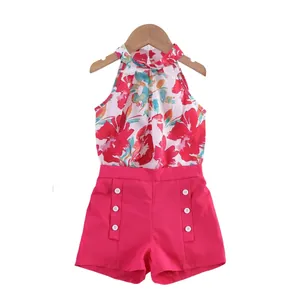 Completo estivo da bambina con top floreale e pantaloncini rosa