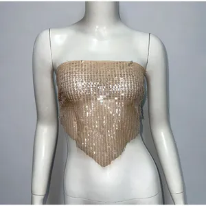 Gros plan sur le haut bandeau bustier champagne brodé de paillettes pour femmes