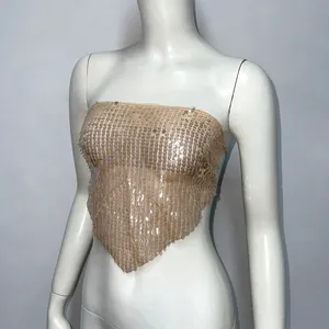 Vue détaillée d'un haut bandeau sexy à paillettes champagne avec un ourlet en forme de V