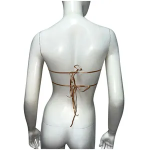 Détail du haut bandeau sexy à paillettes dorées avec un design à nouer dans le dos