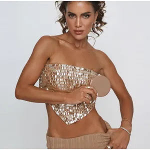 Gros plan d'un haut bandeau à paillettes dorées avec broderie perlée étincelante