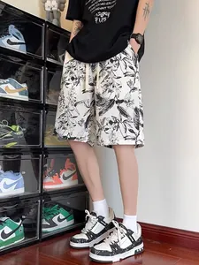 Stylish men's black and white ink floral quick-dry casual shorts for summer beachwear
