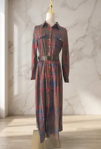 Gedetailleerde weergave van een Franse retro geruite maxi-jurk met bruine riem