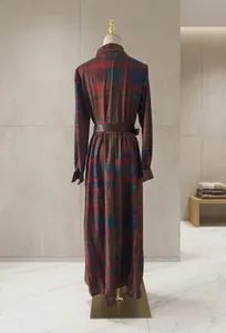 Achteraanzicht van Franse retro geruite maxi-jurk met tailleband voor dames