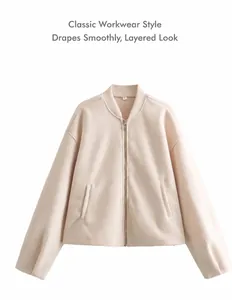 Primo piano della giacca beige minimalista con scollo rotondo e zip