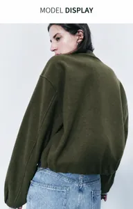 Vista posteriore di una morbida giacca casual verde oliva con scollo tondo ed elastico.