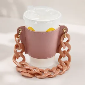Ροζ δερμάτινη θήκη για καφέ με κομψή χοντρή ακρυλική λαβή αλυσίδας για μεταφορά.
