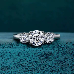 Elegante zilveren ring met drie schitterende ronde kristallen voor stijlvolle dames