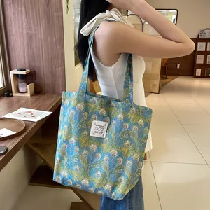 Grand sac cabas en toile fleurie avec un patch de lapin mignon sur imprimé bleu ciel