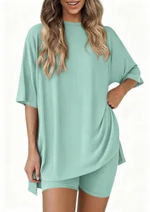 Vue détaillée d'un ensemble de pyjama d'été vert menthe ample sur un mannequin.