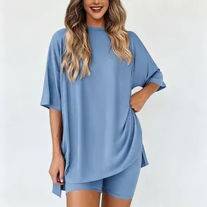 Vue détaillée d'un ensemble de détente bleu pour femme avec t-shirt ample et short assorti
