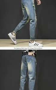 Vue détaillée d'un jean bleu vintage pour homme avec déchirures et coupe droite ajustée