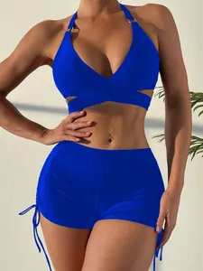 Sportlicher königsblauer Zweiteiler mit Neckholder-Top und Kordelzug-Badeshorts.