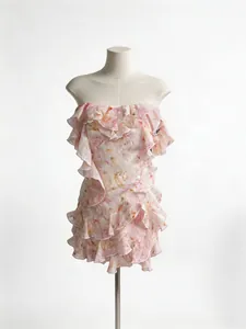 Vue détaillée d'une robe à volants à imprimé floral de style français élégant.
