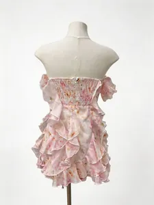 Vue arrière détaillée d'une robe à volants rose à fleurs de style français sur un mannequin