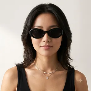 Lunettes de soleil ovales noires tendance pour femmes, style urbain avec protection UV.