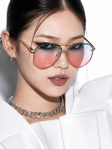 Gros plan de lunettes de soleil aviateur rétro avec verres dégradés rose et bleu chic