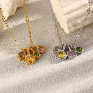 Élégant collier en acier inoxydable à texture martelée avec pendentifs en pierres colorées