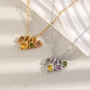 Vue détaillée de la texture martelée et des pendentifs en pierres de couleur sur colliers