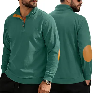 Détail du sweat-shirt Henley en velours côtelé vert foncé pour hommes avec coudières orange