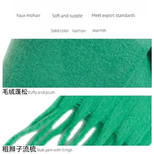Dicker grüner Schal aus Kunst-Mohair mit flauschiger Textur und stilvollen Fransen