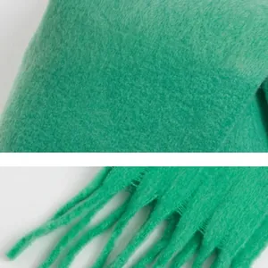 Sciarpa spessa in finto mohair verde con trama soffice ed eleganti frange