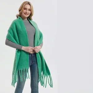 Sciarpa invernale oversize in stile mohair verde con lunghe frange da donna