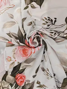 Primo piano macro di un elegante motivo floreale con rose rosa su tessuto bianco