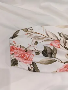 Vista dettagliata dell'elegante stampa floreale rosa e del polsino elastico del vestito
