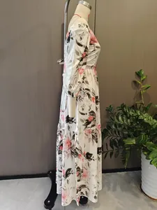 Elegante vista laterale di un abito lungo a fiori su un manichino in uno showroom