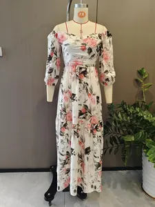 Elegante abito lungo con scollo a V e stampa floreale di rose rosa per la primavera.