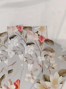 Primo piano dell'elegante motivo floreale e della trama del tessuto di questo abito