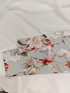 Vista dettagliata di una cintura elegante a stampa floreale per un abito lungo con scollo a V