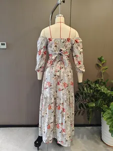 Vista posteriore di un elegante abito lungo a fiori con spalle scoperte su un manichino da studio