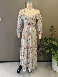 Elegante abito lungo a fiori azzurro con maniche a sbuffo presentato su un manichino