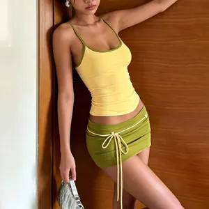 Ensemble sexy avec débardeur jaune vif et mini-jupe moulante verte à cordon serré