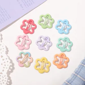 Vue détaillée de barrettes BB en forme de fleurs colorées pour enfants en tons pastel